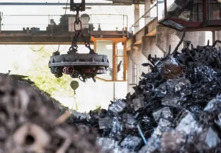 hurda çeliğin vinçle taşınması